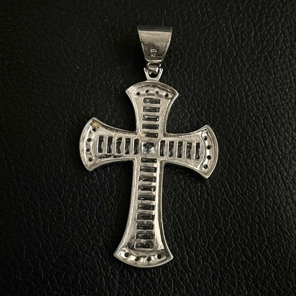 .925 Sterling Silver cubic zirconia religious Jesus cross - Picture 2 of 3